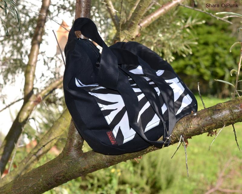 Punk taška černá s kapsou bílá zebra