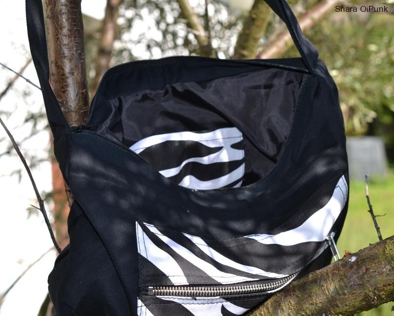 Punk taška černá s kapsou bílá zebra