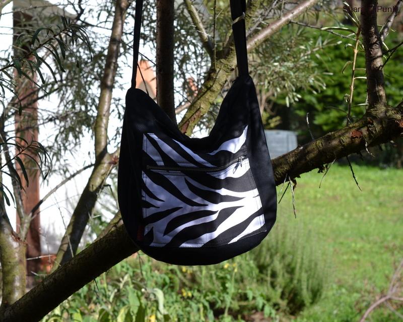 Punk taška černá s kapsou bílá zebra