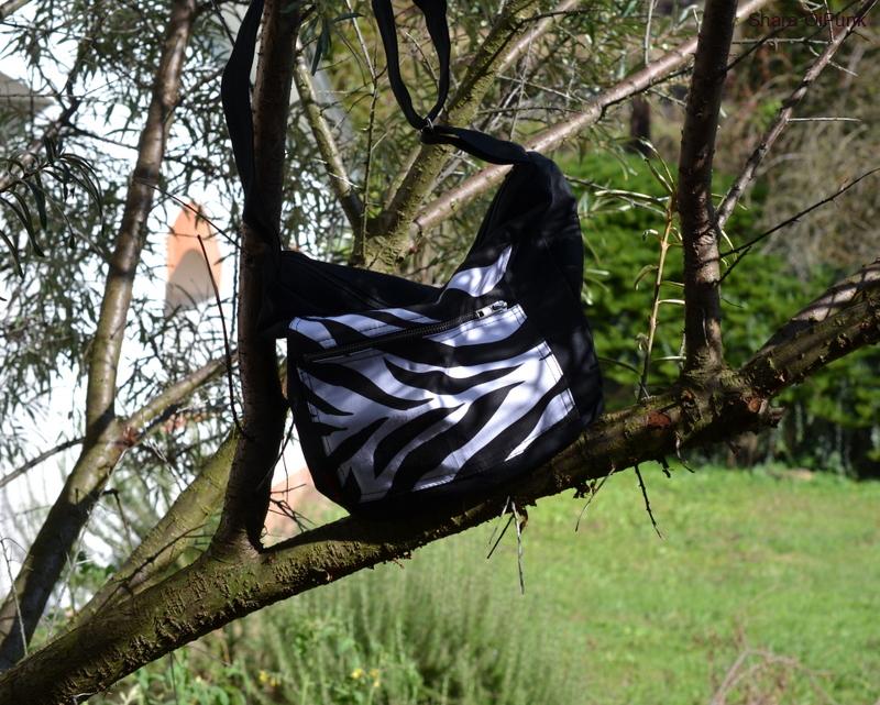 Punk taška černá s kapsou bílá zebra