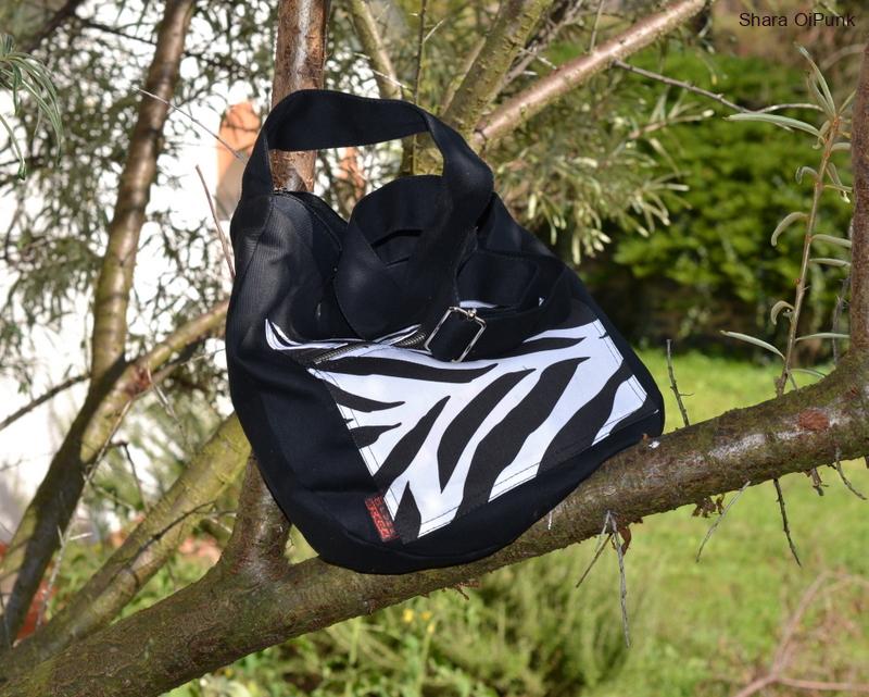 Punk taška černá s kapsou bílá zebra