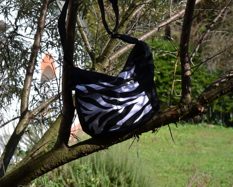 Punk taška černá s kapsou bílá zebra