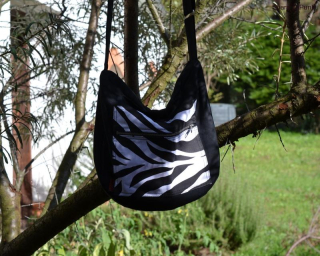 Punk taška černá s kapsou bílá zebra
